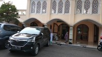 Tampak dari luar penambahan ubin untuk memuat seluruh jamaah warga sekitar, karena perubahan jaman dan kepadatan penduduk di sekitar Masjid Al Istiqomah