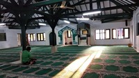 Sinar matahari yang dramatis di dalam masjid