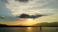 Sunrise dengan latar gunung-gunung di Bali.jpg