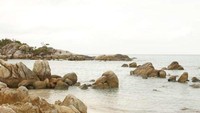 Air laut yang bening dan batu-batuan di sekitar sisi pantainya (Ferdi Bramanta/dTraveler)