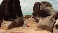 Ada batu granit juga, meski tidak sebesar di Belitung (Ferdi Bramanta/dTraveler)