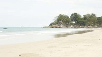 Hamparan pasir putih di Pantai Matras, bagaikan matras raksasa (Ferdi Bramanta/dTraveler)