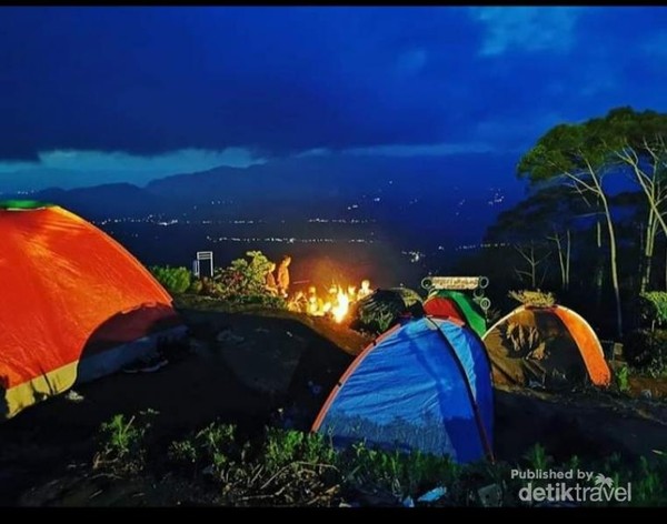 Suasana camping di malam hari