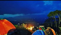 Suasana camping di malam hari