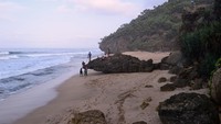 Bibir pantai Seruni yang landai