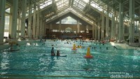 Tampak dari depan kolam indoor Mina-mina Beach yang lega.