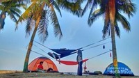 pasir pantai yang tidak begitu lembut sangat cocok untuk berkemah