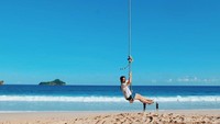 Bermain ayunan di pinggir pantai
