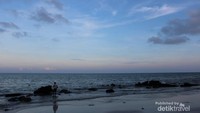 Langit yang hiasi pendaran oranye di ujung lautan