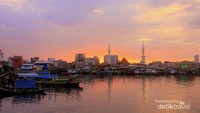 perkampungan nelayan dipadu dengan langit sore