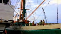 geladak kapal dan awaknya