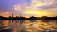 Refleksi senja di pelabuhan Sunda Kepala