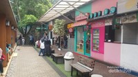 Toko-toko kecil ala Korea.
