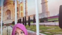 Gambar Taj Mahal terpasang megah di dinding restoran