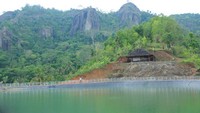 Beningnya air telaga berpadu hijaunya perbukitan