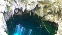Ada stalaktit di dinding gua