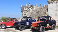 Jeep yang siap mengantar pengunjung untuk berwisata di sekitar Tebing .