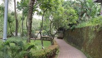 Taman ini memiliki lintasan jogging yang tertata rapi