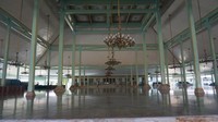 Bagian dalam pendopo dengan penyangga dari kayu jati dan atap berhias batik dengan 8 warna.