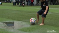 Bermain bola dengan anak-anak