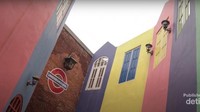 Para pengunjung bisa mengabadikan momen dengan ber-swafoto dengan latar gedung berwarna-warni.