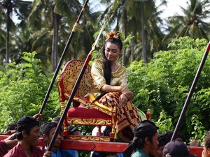 Aiih! Cantiknya Putri Mandalika di Festival Bau Nyale