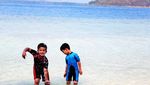 Air Laut di Pantai Klara Lampung, Jernih Banget!
