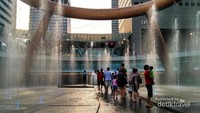 Suasana di Fountain of Wealth