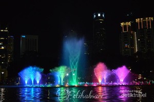 Air Mancur Menari Menara Petronas, Keren!