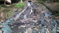 Dua anak tangga di sebelah kanan dan kiri aliran sungai