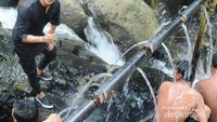 Anjie saat mengunjungi wisata pemandian air panas Pingit. (Foto: instagram/pesonagumelem)