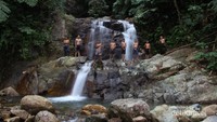 Serunya mandi-mandi dan bermain air di Pincuran 7