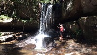 Di bawah air terjun