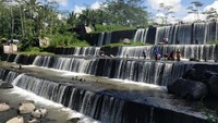 PENAMPAKAN SURGA 6 TINGKAT DARI SAMPING. CUACA YANG TERIK TERKALAHKAN OLEH SEGARNYA AIR TERJUN