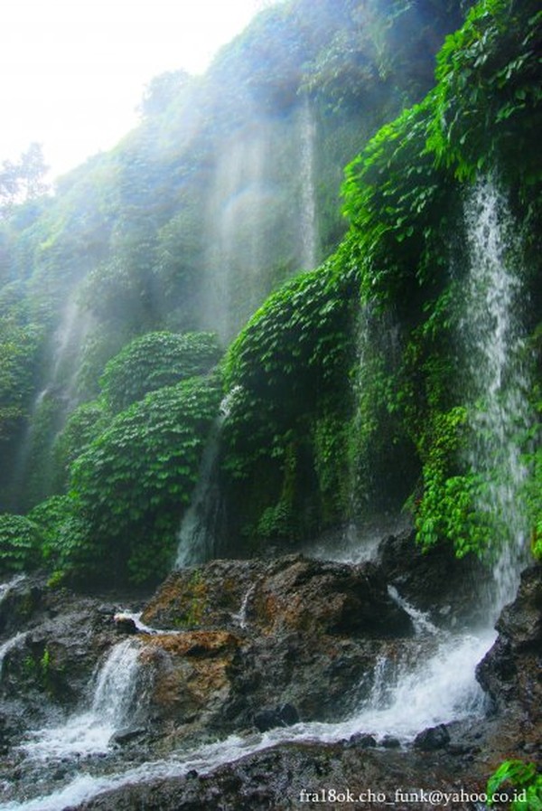 Air Terjun Benang Kelambu, Cantiknya Tirai Air dari Lombok