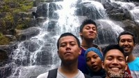 Selfie berlatarkan Air Terjun Sarasah Ulu Gadut