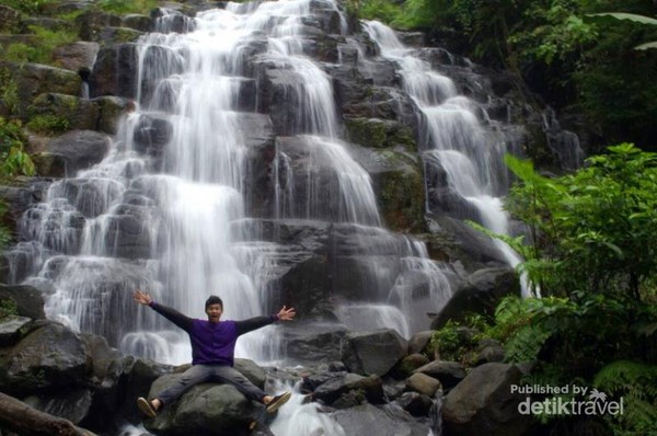 Air Terjun Bertumpuk Mirip Piramida di Padang