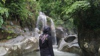 Menikmati air terjun