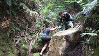 Saling bahu membahu saat trekking menerabas hutan belantara.