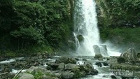 Air terjun yang deras menghasilkan banyak embun