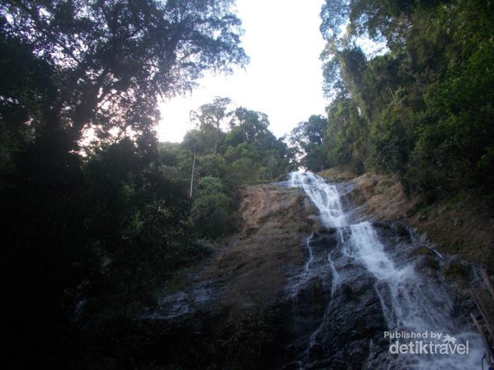 Air Terjun Cantik Di Tengah Lebatnya Hutan Kalsel