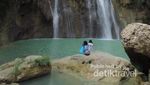 Air Terjun Cantik di Tuban, Warnanya Hijau Toska!