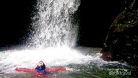 menjatuhkan diri di curug ini tidak akan menyakiti kamu