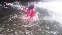 kamu bisa menjelajah dan melaju didalam air terjun ini