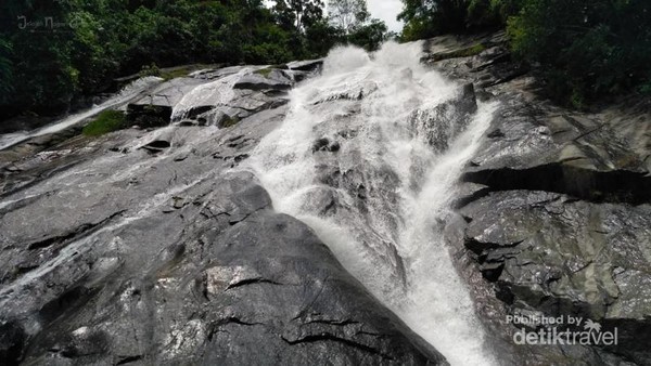 Bayang Sani termasuk air terjun yang besar