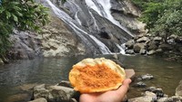 Ada yang menjual kerupuk sate