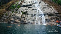 Banyak traveler yang berenang dan meminum air yang mengalir di tebing pulau.