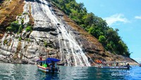 Air Terjun Mursala di Pulau Mursala, Kabupaten Tapanuli Tengah, Sumatera Utara.