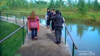 Jembatan menuju arah pantai