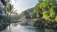 Pemandangan pemukiman penduduk disisi sungai Amandit, desa Loksado